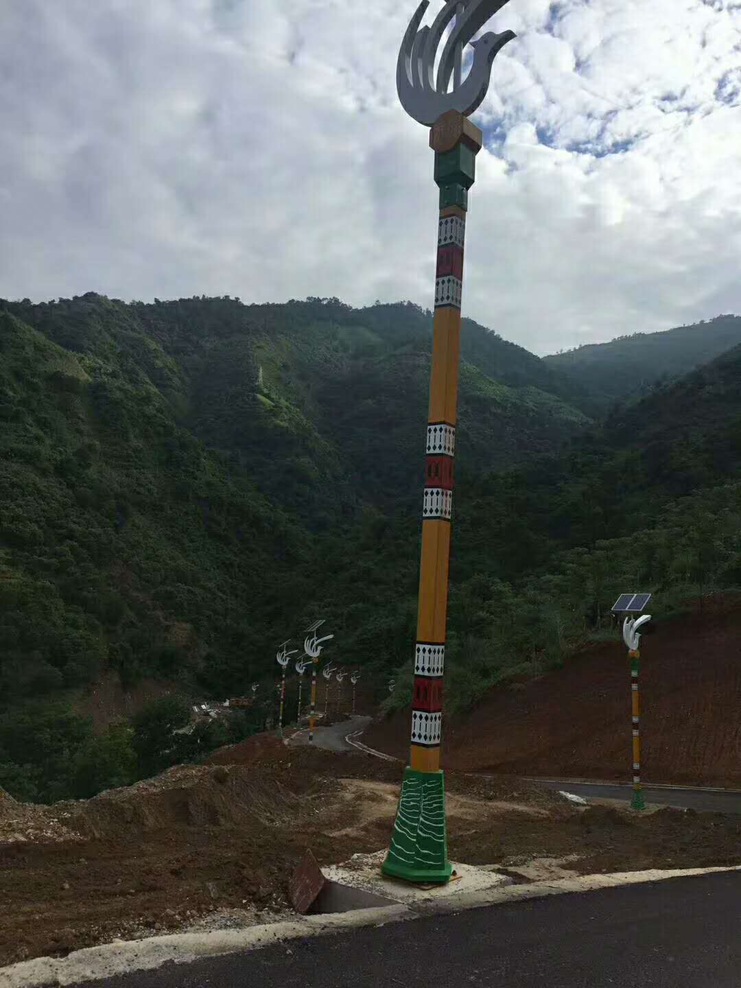 華可感謝貴州王總的信任，80套太陽(yáng)能路燈安裝完畢！