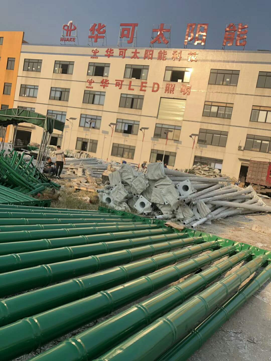 貴州代總的100套竹節桿太陽(yáng)能路燈即將完工！